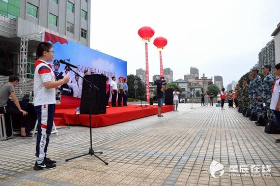 （青园小学的小朋友们也现场感受了新兵入伍的场景。）