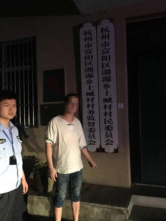 杭州1老板与演员开临牌车偷路边盆栽 价值1200元