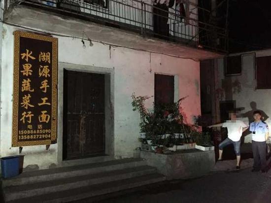 杭州1老板与演员开临牌车偷路边盆栽 价值1200元