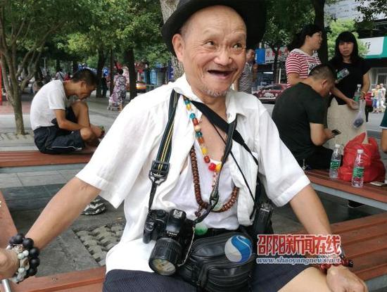 打开话匣子的王雄杰老人眉飞色舞。贺旭艳 摄。