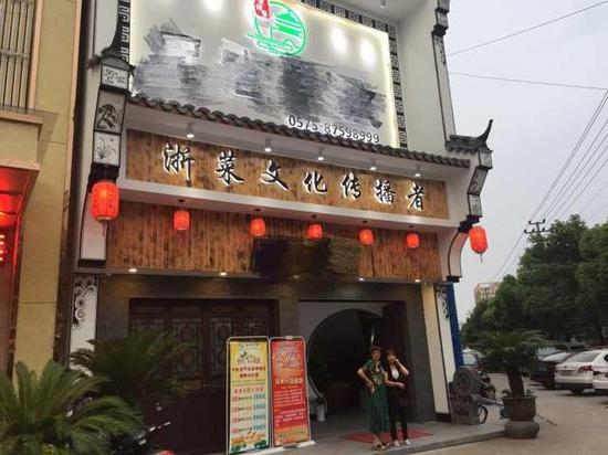 杭州1老板与演员开临牌车偷路边盆栽 价值1200元