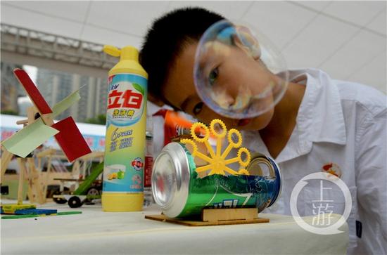 用水夹起瓶盖 重庆小学生的这个小发明厉害了!