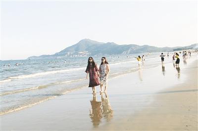 游客在美丽的金銮湾游玩嬉戏
