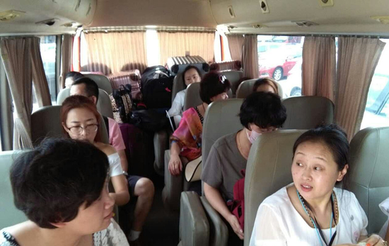 车上载有19名天津游客。通讯员供图