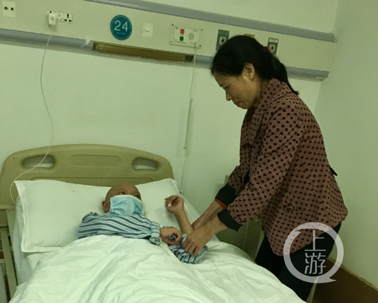 a6628572421d0c2fa06edbf48c459e06.png 周女士正在照顾病中的小梦。 受访者供图