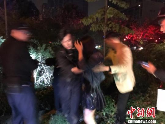 图为:朱女士被营救上岸。杭州市公安局供图