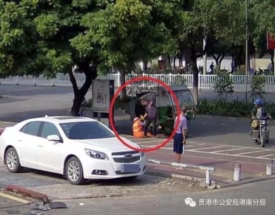 一男子在街头殴打环卫工人 视频截图 本文图片均来自贵港市公安局港南分局微信公号