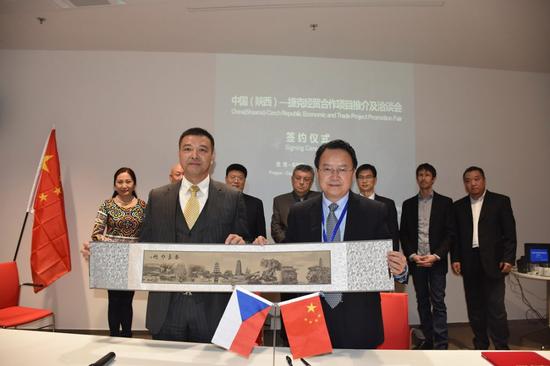 會(huì)議期間，陜西省貿(mào)促會(huì)與中國(guó)-歐洲合作與發(fā)展中心簽訂友好合作協(xié)議。