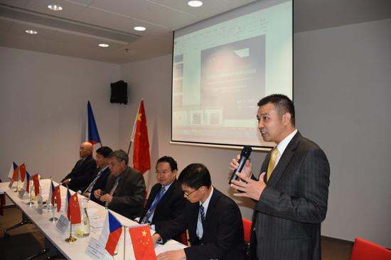 中国-欧洲合作与发展中心主席吴瑞珍主持会议。