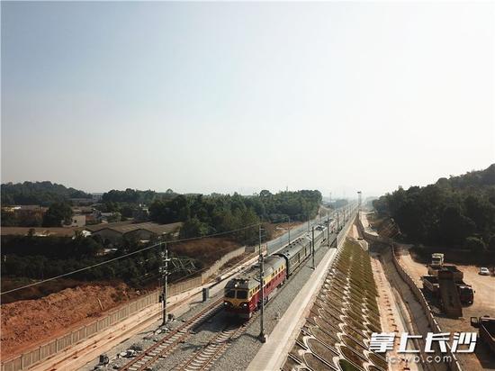 今日，长株潭城际铁路长沙站以西段全面启动联调联试，为线路开通运营提供科学依据。长沙晚报记者王志伟 通讯员 赵飞 摄