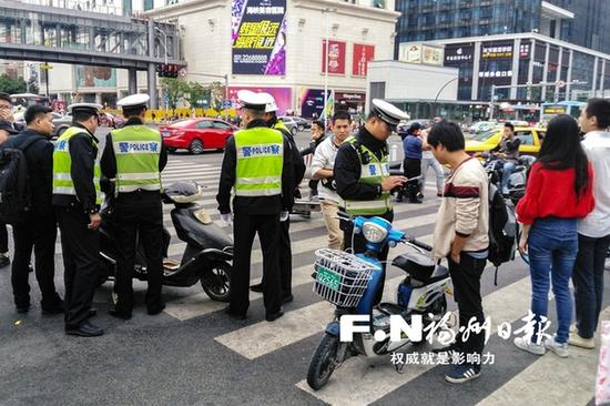 福州重拳整治非机动车交通违法 首日查扣