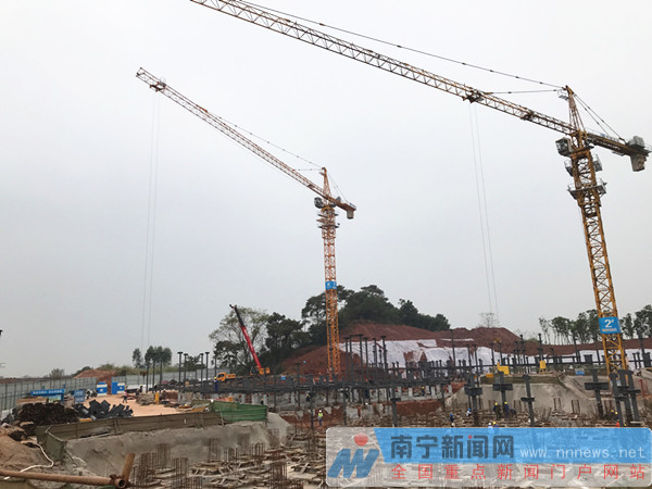 如火如荼的建设工地。记者李慧婷 摄