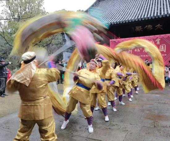 弥陀寺公园内元宵舞狮活动