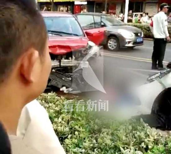 非机动车横穿马路被撞飞 骑车人空中翻滚四周