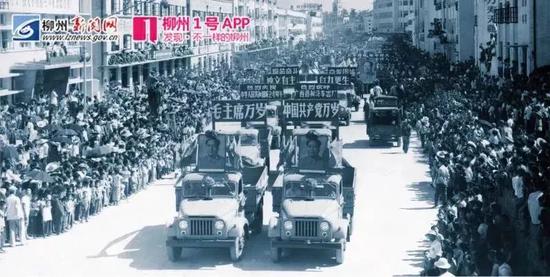 1969年柳州生产的10辆“柳江”牌汽车开赴南宁为国庆20周年献礼_副本.jpg