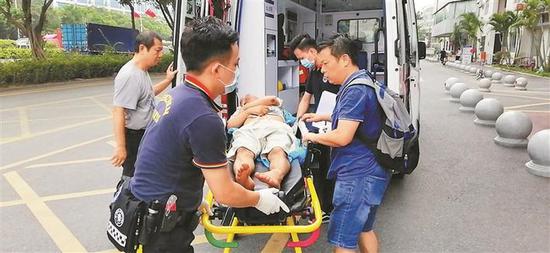 陈彪被友人以及医护人员抬上救护车。 受访者供图