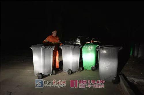 覃理俊在永前东四区进行桶换桶收运垃圾工作.jpg