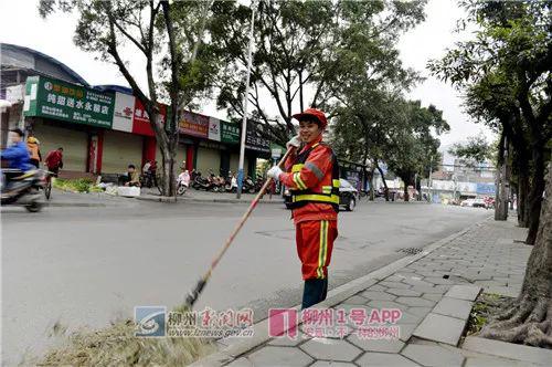 梁凤景在永前路保洁.jpg