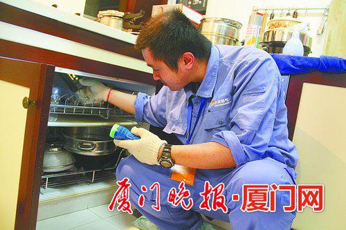 -华润燃气的安检员和抄表员上门都会身着蓝色制服,佩戴工作证。