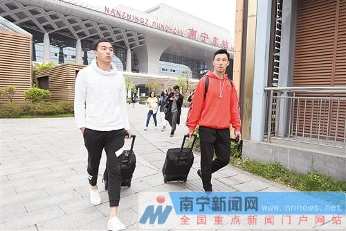 中国男子足球队抵达南宁备战2019中国杯 里皮