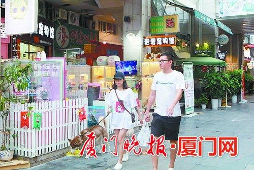 -明发商业广场内的宠物店。陈立新 摄