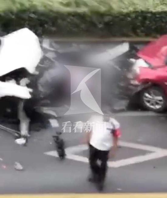 非机动车横穿马路被撞飞 骑车人空中翻滚四周