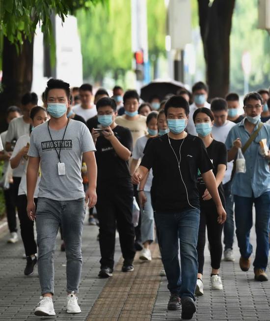 后疫情时代深圳街头新变化:出门即戴口罩 拒绝"裸奔"