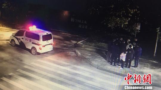 路过警民温暖“守护” 傅建国 摄