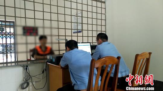 图为嫌疑人接受审讯。 何承 摄