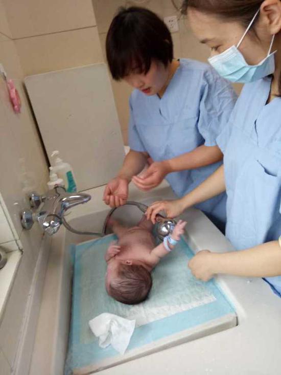 护士们为宝宝洗澡