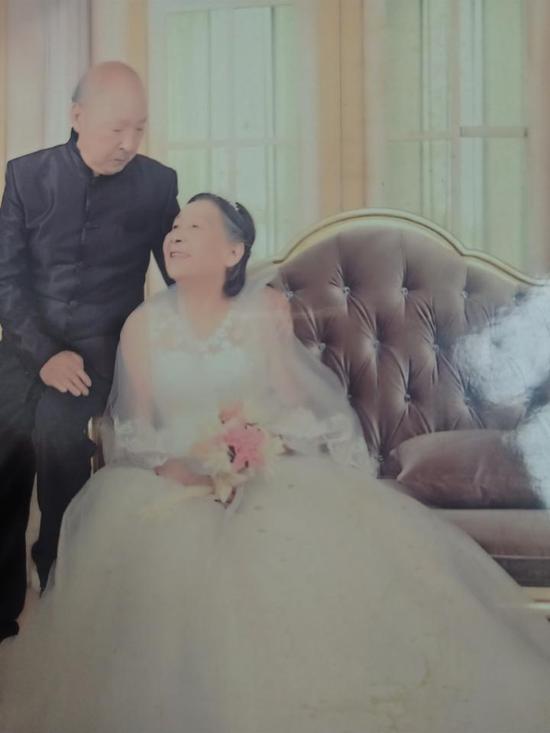 两人老人补拍的婚纱照
