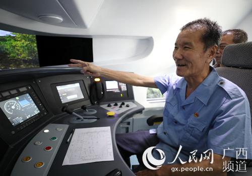 宋景山在CEH2A型动车组模拟仿真器培训室体验“中国速度”(林高 摄)