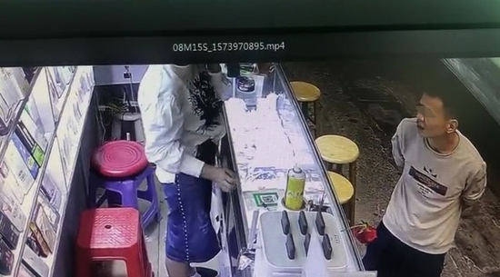 △陈某在手机维修店出现,意图解锁手机。