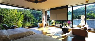 与酒店不同,宽大的落地窗让游客身处室内就能与自然融合。