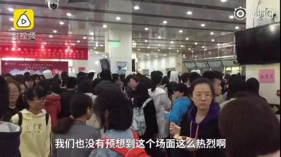 大家都在拿拿拿、吃吃吃