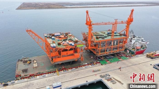 中国首个海洋油气装备“智能制造”项目组块完工装船。 中国海油天津分公司供图