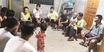 我们三名工作队员一起到归合村新龙屯居民家开群众会。(通讯员 杨云花 摄)