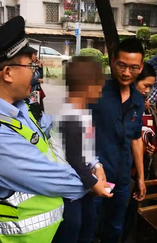 孩子被健身设施卡住头 警察像奶爸给孩子讲笑话