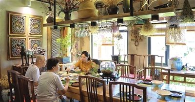 下营晨曦民宿,餐厅里满是“诗情画意”。