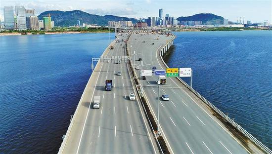 广深沿江高速上的5G多功能智能杆。 本版照片：深圳商报记者 钟华登 摄