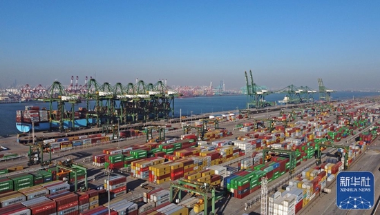 这是天津港太平洋国际集装箱码头（2021年12月18日摄，无人机照片）。新华社记者 赵子硕 摄