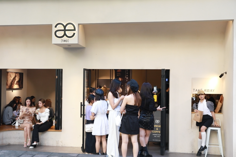 图为重庆市渝北区龙塔街道紫薇路的店铺。 新华社记者 杨仕彦 摄