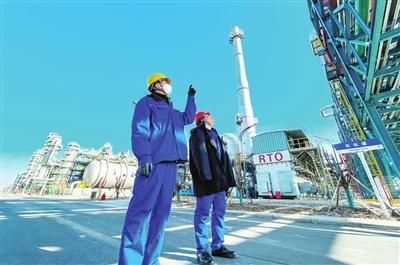 天津渤化20万吨/年环氧丙烷联产45万吨/年苯乙烯项目的催化氧化/RTO炉废气处理设施。 本报记者 潘立峰 摄