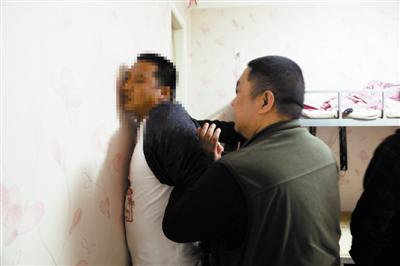 民警在扫黑除恶专项斗争中抓获犯罪嫌疑人。