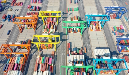在天津港全物联网集装箱码头，场桥在堆场内吊运集装箱（无人机照片，2月21日）。新华社记者 赵子硕 摄