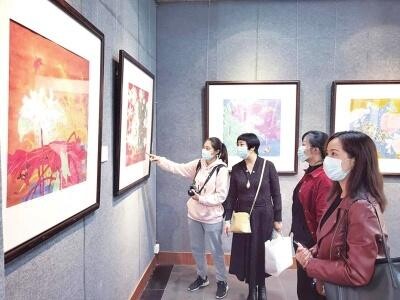 艺术家和市民一起参观画展