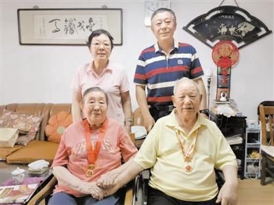 郭建（前排右一）和家人合影。 本报记者 李倩摄