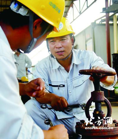 管延安向徒弟传授技艺
