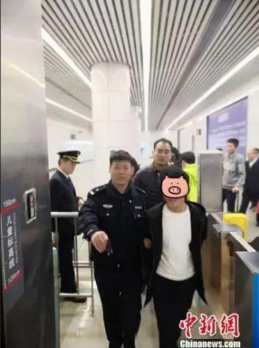 将强奸嫌疑人黄某某押回派出所审讯。 李晓英 摄