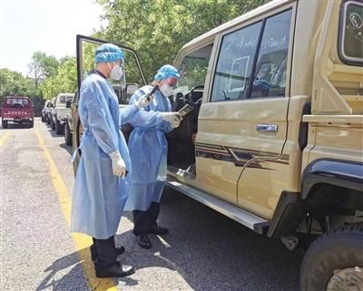 天津保税区海关关员查验平行进口汽车。照片由天津海关提供